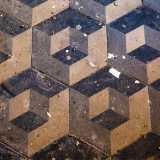 Sul pavimento, nonostante la polvere, sono ancora visibili le antiche cementine a forme geometriche...